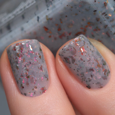Cadillacquer Daydreaming grey red chameleon iridescent crelly nail polish, swatched on four nails, light skin, studio lighting, by @Lakodzen